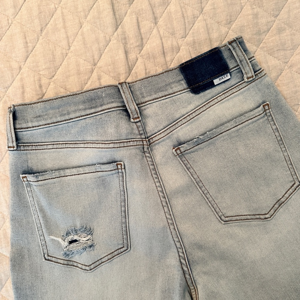 DAZE relaxed straight leg, light wash, distressed denim jeans, size 29 - Picture 5 of 8